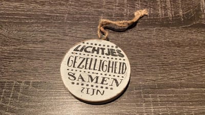 Woodart - Kerstbal (plat) met oogje en touw - 7cm