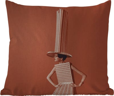 Sierkussen Buiten - Vrouw - Stad - Vintage - 60x60 cm - Weerbestendig