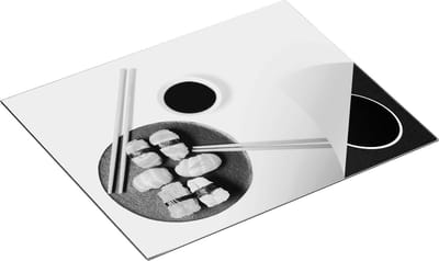 Chefcare Inductie Beschermer Sushi met Stokjes op een Witte Achtergrond - Zwart Wit - 65x50 cm - Afdekplaat Inductie - Kookplaat Beschermer - Inductie Mat