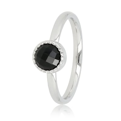 My Bendel - Zilverkleurige Ring met Zwarte Glassteen - Ring met Ronde Glassteen & Getwist Randje • Zwart • Zilverkleurig - met Luxe Cadeauverpakking | Sieraden Voor Dames | Maat 16.00 Mm / Maat 50