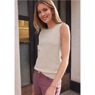 Top met ronde hals en knoopdetail