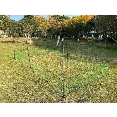 Deze kippenomheiningsset bevat een net van 12m x 1.25m, 6 palen, een poort met plaat, 6 H-haringen, 16 haringen en meer. Eenvoudig te monteren, resistent en modulair, het stelt u in staat om een veilige ruimte van 9m² voor uw kippen te creëren.