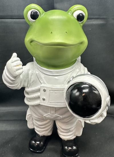 Decoratief beeld "kikker in astronauten pak" - polyresin - meerkleurig -hoogte 21x13x7cm - Woonaccessoires - Decoratieve beelden - Woondecoratie