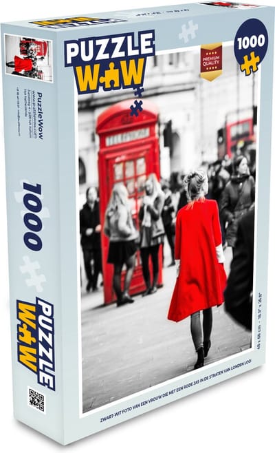 Puzzel Zwart-wit foto van een vrouw die met een rode jas in de straten van Londen loopt - Legpuzzel - Puzzel 1000 stukjes volwassenen