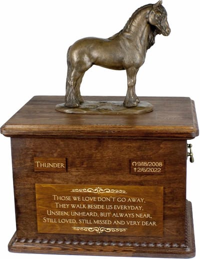 Urn voor paardenas met fries paard statuette en gepersonaliseerde gravure