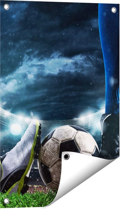 Gards Tuinposter Voetbal Sliding op de Bal in het Stadion - 40x60 cm - Tuindoek - Tuindecoratie - Wanddecoratie buiten - Tuinschilderij