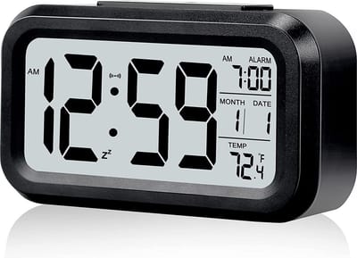 Okado Digitale Wekker Zwart – Alarmklok met Snoozefunctie en Groot Display – Werkt op Batterijen – Compacte Wekker voor Slaapkamer – 14 cm