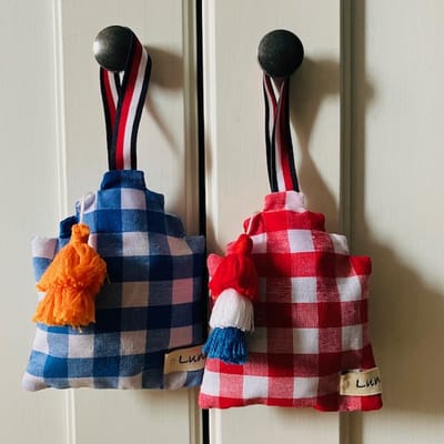 Luna-Leena 2 duurzame huisjes geurzakjes met bio lavendel - Amsterdamse huisje van katoen - ruit rood & blauw - handgemaakt in Nepal - Dutch houses sachets with lavendel - voor in de kledingkast - decoratie - huisparfum - Hollands cadeau - moederdag