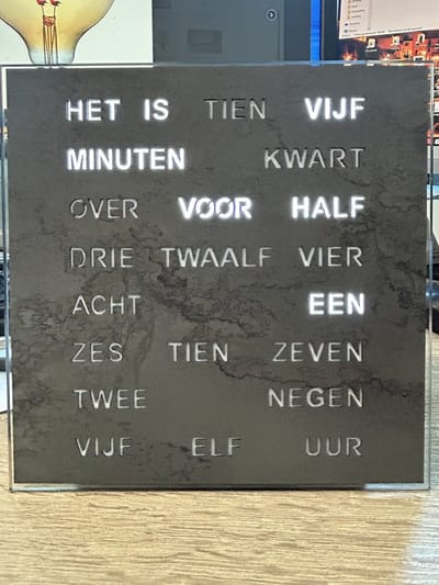 Intertime | Woordklok | Wandklok | Tafelklok | 20x20 | Grijs marmer | Nederlands