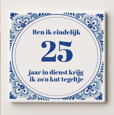 Grappige Werkjubileum Tegel 15x15cm – “Ben ik eindelijk 25 jaar in dienst krijg ik zo’n kut tegeltje” – Humoristische Blauwe Delfts Stijl Keramische Tegel voor Collega’s of Kantoor Decoratie
