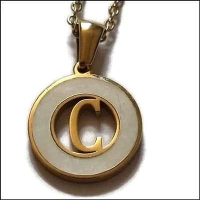 Aramat Jewels | Halskettingen | Initiaal Ketting Goudkleur met Schelp Inlay 45cm - Personaliseerbaar | C | |1,5mm | Staal | Volwassenen | Verkleurd niet