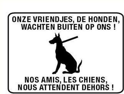 De honden wachten buiten bord, tweetalig, wit zwart 148 x 210 mm