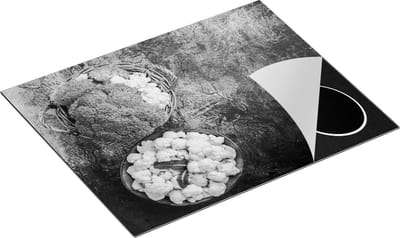 Chefcare Inductie Beschermer Bloemkolen op een Grijze Tafel - Zwart Wit - 65x50 cm - Afdekplaat Inductie - Kookplaat Beschermer - Inductie Mat