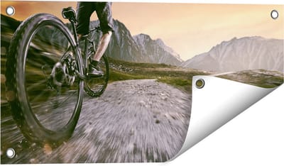 Gards Tuinposter Moutainbike Fietser in de Bergen - 60x30 cm - Tuindoek - Tuindecoratie - Wanddecoratie buiten - Tuinschilderij