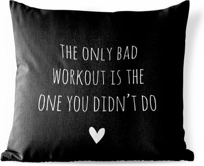 Sierkussen Buiten - Engelse quote "The only bad workout is the one you didn't do" tegen een zwarte achtergrond - 60x60 cm - Weerbestendig