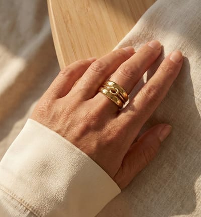 Lundholm Luxe Ring Dames Goud Kleurig Infinity - Premium Stainless Steel - Verstelbare Ring One Size Groot - Helena Serie - Cadeau voor Vrouw - Scandinavisch Design