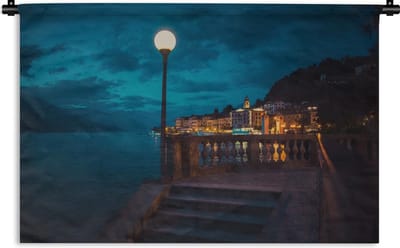 Wandkleed Comomeer - Het verlichte Bellagio bij het Comomeer in de nacht Wandkleed katoen 150x100 cm - Wandtapijt met foto
