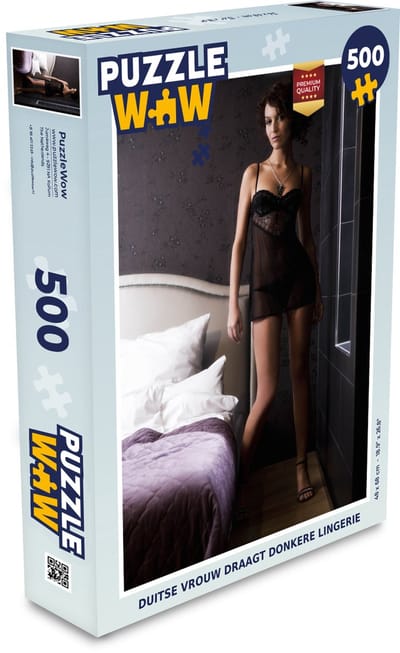 Puzzel Duitse vrouw draagt donkere lingerie - Legpuzzel - Puzzel 500 stukjes