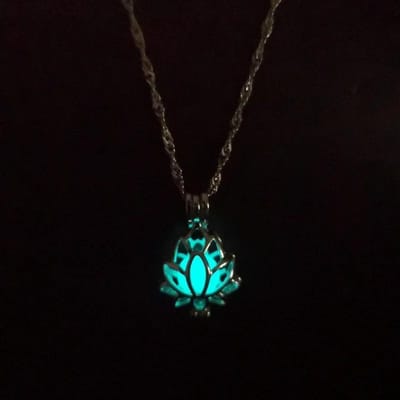 Lichtgevende Lotus Hanger Kettingen Voor Vrouwen Gloeien In Het Donker Eenvoudige Bloem Gloeiende Ketting Mode Sieraden Accessoires black