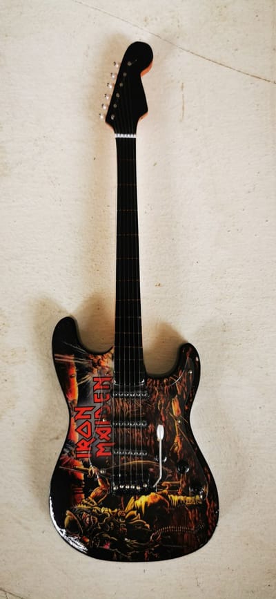 Iron Maiden Miniatuur Gitaar War Zone Eddie – Houten Heavy Metal Decoratie met Standaard – Luxe Strat Model Merchandise – 25 cm Hoog – Vintage Cadeau voor de Echte Metalhead