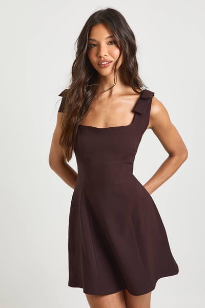 boohoo Dames Strikschouder Vierkante Hals Skater Jurk | Chocoladebruin | Maat: 38