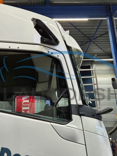 Zijwindschermen Volvo model FH4 FH5 Aero FH12 FH13 vanaf 2012 met vol camera system of met spiegels met dodehoek camera (dus zonder Trottoirspiegel) raamspoilers windgeleiders raamgeleiders regenkappen set a 2 stuks pasvorm Team Heko
