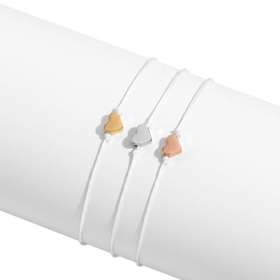 Set van 3 armbanden voor dames en meisjes met wit koord en hartvormige kralen – goudkleurig, rosékleurig en zilverkleurig – verstelbaar – minimalistisch design