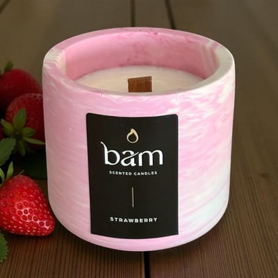 BAM Kaarsen Strawberry Geurkaars – Zonnebloemwas – Houten Lont – Roze Gemarmerd Rond Potje met Deksel – 140 g