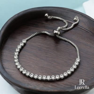Leerella Zilverkleur Tennisarmband Dames – Verstelbaar Roestvrij Staal met Kristallen