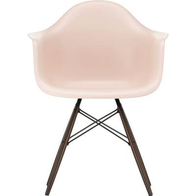 Vitra DAW Eames Plastic Armchair - zachtroze RE - donkere esdoorn