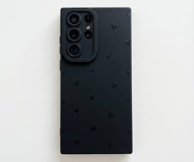 Mat zwart telefoon hoesje geschikt voor Samsung Galaxy S24 Ultra – backcover voor dames – zacht matte afwerking – hartjes design – flexibel kunststof hoesje