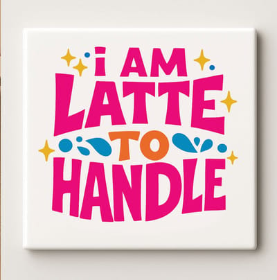 I Am Latte to Handle Keramische Tegel – 15x15 cm Grappige Koffiequote Wandtegel – Perfect Cadeau voor Koffieliefhebbers & Keukendecoratie