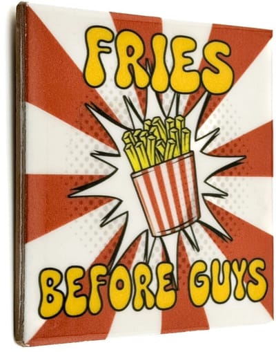 HomeBound by KY | Tegeltje 'Fries before guys' | tegeltje | 10,5x10,5x0,5cm