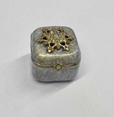 Doosje Sneeuwvlokje goud/ grijs 3x3x3cm