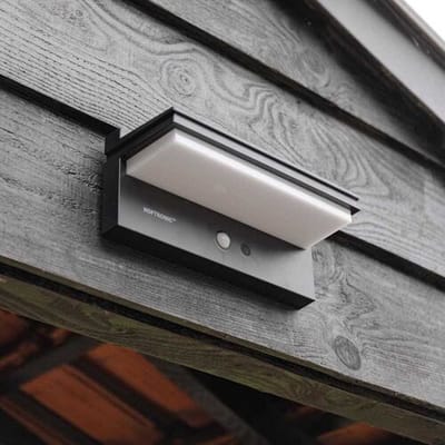 Veda - Moderne LED Solar wandlamp buiten met sensor - Bewegingssensor & Schemerschakelaar - 4 lichtstanden - 2700K warm wit - IP65 waterdicht - Zwart