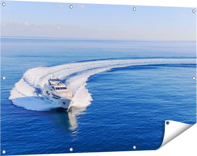 Gards Tuinposter Jachtboot op het Water in een Bocht - 120x80 cm - Tuindoek - Tuindecoratie - Wanddecoratie buiten - Tuinschilderij