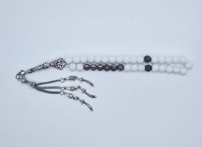 Handgemaakte naam tasbih 33 Kralen Natuursteen “Mat Witte agaat” - met metaal tassel “Zwaarden"- Met je naam of de naam van uw geliefde- 8 mm diameter van de korrel