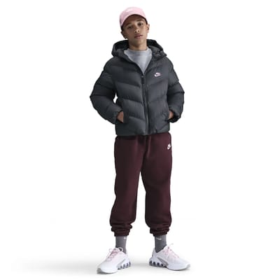 Nike Gewatteerd Therma-FIT jack met ruime pasvorm voor kids Sportswear All Day Play - Zwart, Zwart 7-8Y