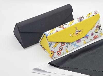 leuke set / 2 brillenkokers + 2 brillendoekjes / gele zwarte brillenkoker dames heren kind / yellow submarine / brillenkoker voor bril zonnerbril / geweldig cadeau / Aland optiek / Étuis à Lunettes / hard case