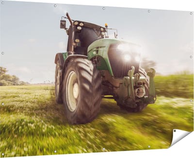 Gards Tuinposter Tractor op het Gras - Trekker - 180x120 cm - Tuindoek - Tuindecoratie - Wanddecoratie buiten - Tuinschilderij
