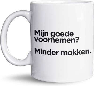 NietMokken.nl - Grappige mok met tekst: "Mijn goede voornemen? Minder mokken." - Aan beide zijden bedrukt - Vaatwasser- en magnetronbestendig - Perfect als humoristisch cadeau voor Oudejaarsavond