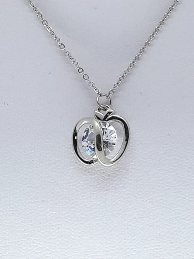 Ketting met hanger in de vorm van een appel, bezet met een fonkelende zirkonia steen. Sieraad staat bekend om zijn minimalistische en elegante uitstraling.