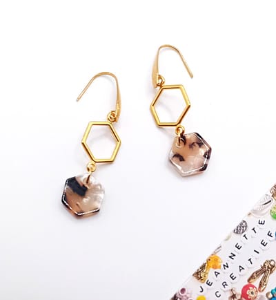 Jeannette-Creatief® - Resin - Hexagon Luipaardprint & Goud - Dames Oorbellen - Oorbellen Dames - Luipaardprint - Oorhangers - Oorbellen met Luipaardprint - Dierenmotief - Sieraden Dierenprint - Dames Sieraden - Resin Oorbellen - Hexagon