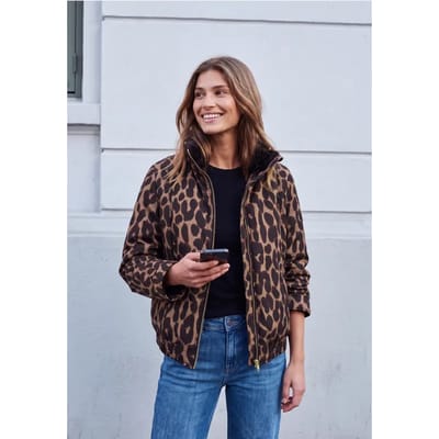 Jas met leoprint en details van imitatiebont