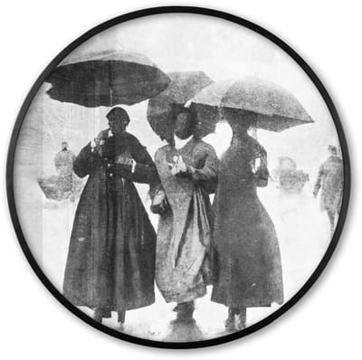 Poster in lijst Rond - Fotolijst 60x60 cm - Posters - Vrouwen - Paraplu - Zwart-wit - Straat - Ronde posterlijst zwart - Decoratie - Wanddecoratie woonkamer - Muurdecoratie slaapkamer
