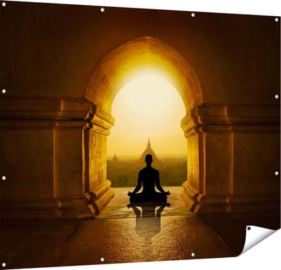 Gards Tuinposter Man Doet Yoga in een Boeddha Tempel - 150x120 cm - Tuindoek - Tuindecoratie - Wanddecoratie buiten - Tuinschilderij