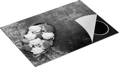 Chefcare Inductie Beschermer Bloemkool met Brocolli op Zwarte Marmer - Zwart Wit - 75x50 cm - Afdekplaat Inductie - Kookplaat Beschermer - Inductie Mat