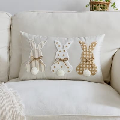 Sierkussen met Konijnen – Luxe Decoratief Kussen Beige/Wit – Voor Woonkamer en Kinderkamer