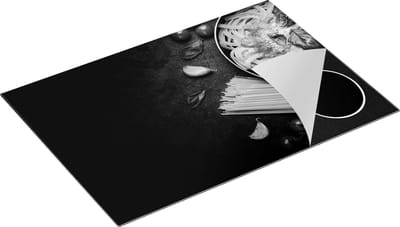 Chefcare Inductie Beschermer Spaghetti met Groentes op een Zwarte Marmeren Plaat - Zwart Wit - 75x50 cm - Afdekplaat Inductie - Kookplaat Beschermer - Inductie Mat