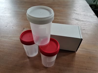 Urine Potje met Garantie Sluiting Deksel, 4 stuks. Praktische maat Urinepotje met Goed Sluitend Deksel. Deksel is voorzien van Garantie Sluiting Lekvrij. Voor Urine Onderzoek. Urinebeker 150 ml. Merk: Curinda